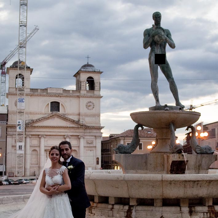 Statua nuda in Piazza Duomo a L'Aquila