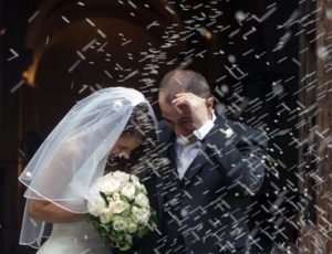 Diego e Federica all'uscita della chiesa