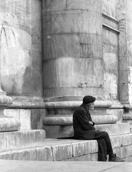 Vecchietto sui gradoni del Duomo a L'Aquila