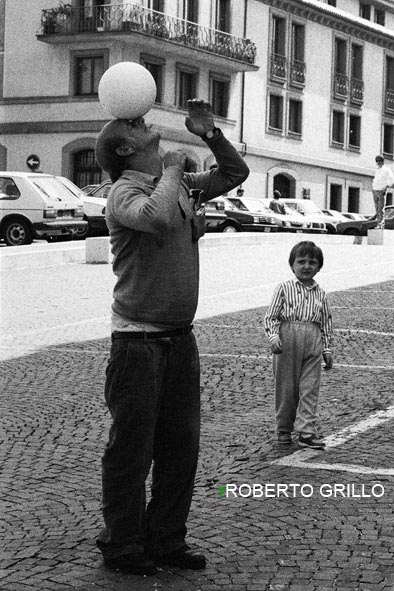 Uomo con palla e bambino